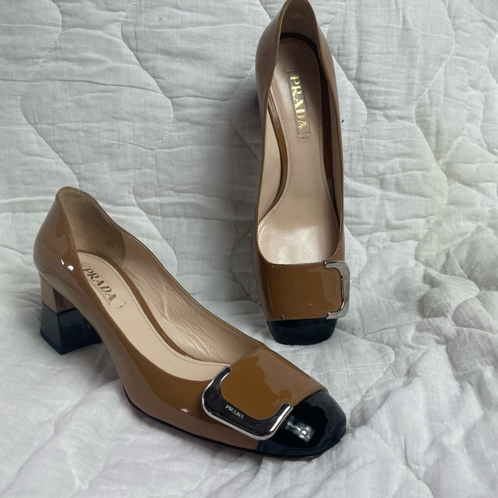 PRADA
Patent Leather Printed Pumps